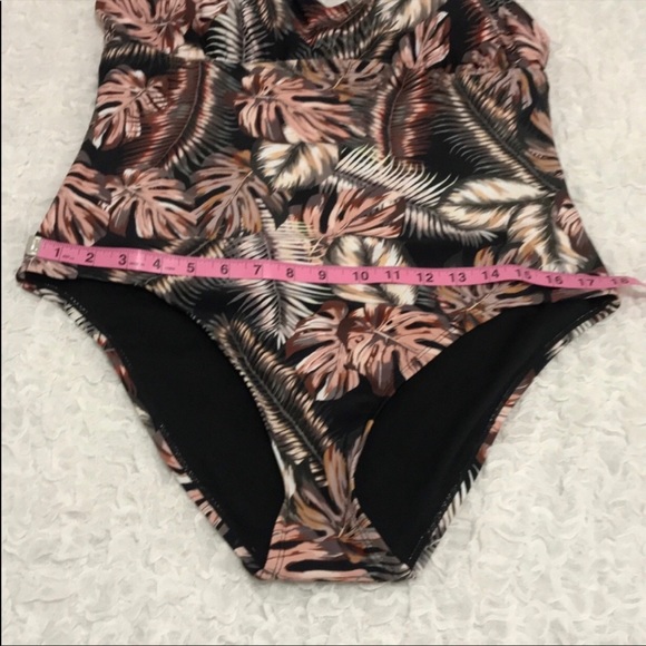 NWT Hurly One Piece Swimsuit 
Size XL
Black/Pink/Cream
Very Cute
# 418 - Picture 7 of 9